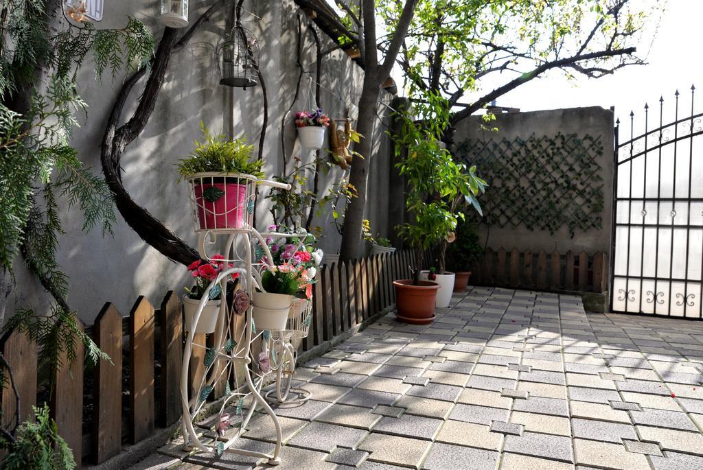 Collosal Apartment With Garden Бухарест Экстерьер фото